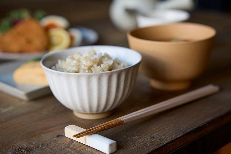 茶碗 白色釉薬 丸形 丸利玉樹利喜蔵商店 TAMAKI 和の器 しのぎ軽量茶碗 – マルラボ